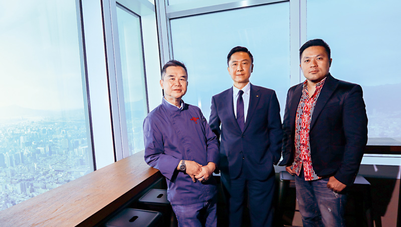 「捌伍添第」品牌推手林奕寬（右）與嘉林餐旅總經理林承宇（中）、米其林主廚謝文（左）將進駐101大樓85樓。